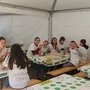 Les jeunes serveurs prennent des forces avant le rush